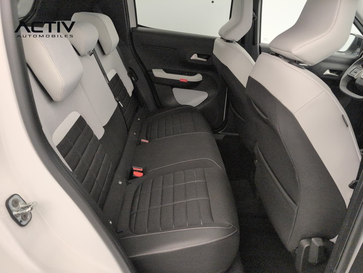 Citroën C3 : banquette arrière noire et grise vue par la portière arrière ouverte