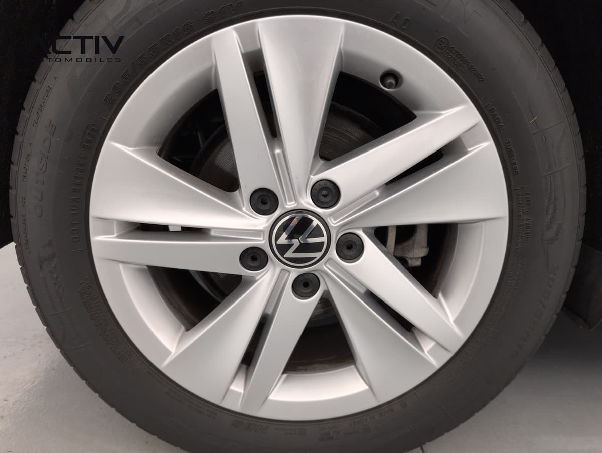 Volkswagen Golf 8 : jante alliage argentée à cinq doubles branches avec pneu et cache-boulons