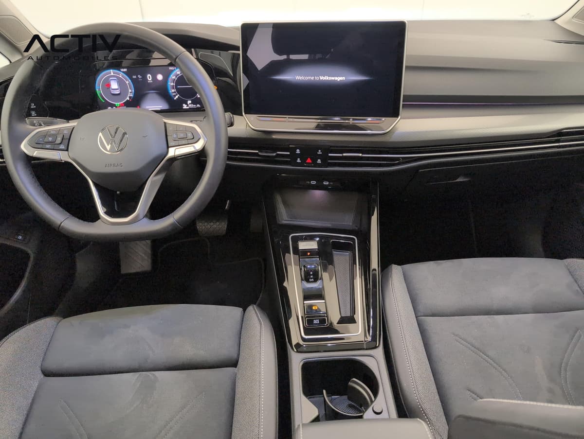 Volkswagen Golf : planche de bord avec écran tactile, combiné numérique et console centrale