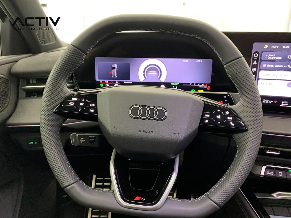 Audi Q3 Sportback Hybride : volant sport à méplat avec commandes au volant et combiné numérique derrière