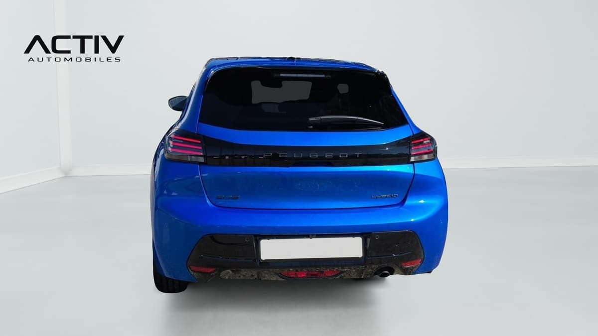 Peugeot 208 : face arrière bleue avec becquet noir brillant et feux à trois griffes