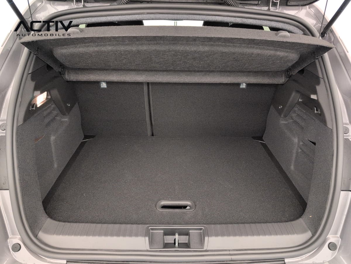 Renault Captur : coffre ouvert avec plancher plat moquetté et cache-bagages en place