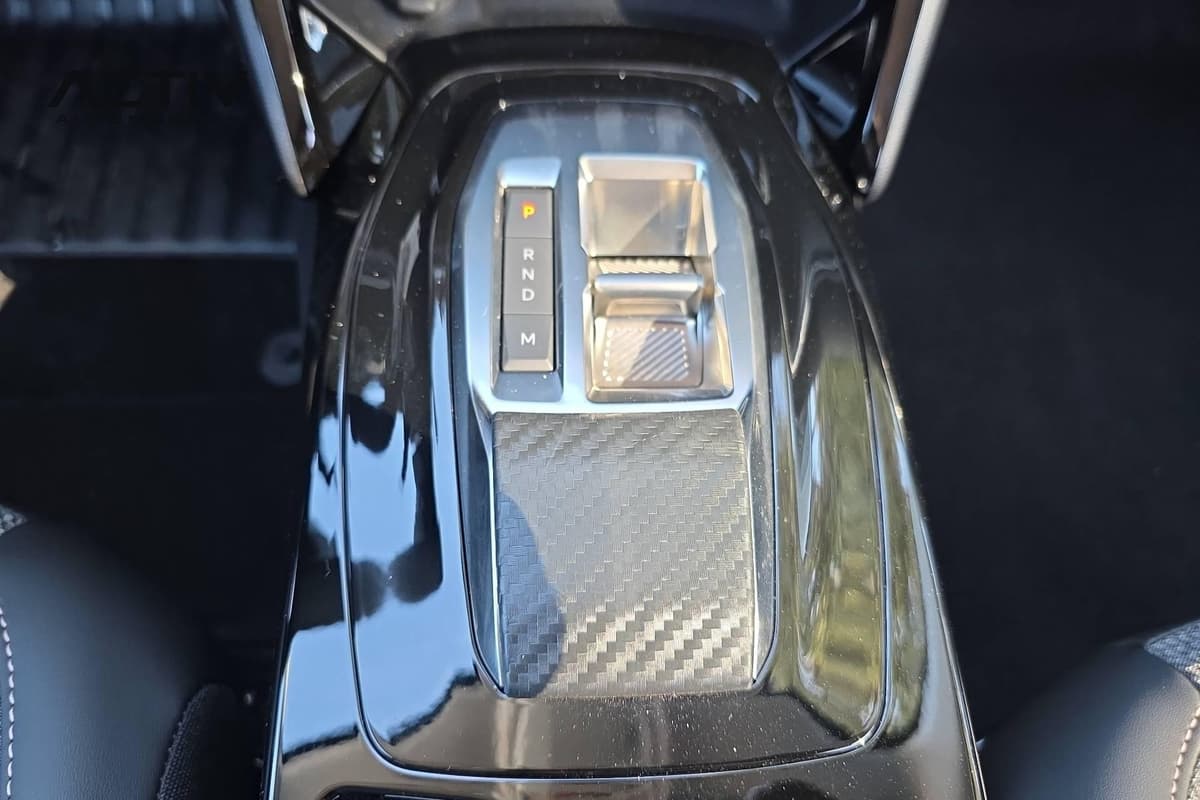 Peugeot 208 : console centrale noire avec sélecteur de vitesses automatique P R N D M