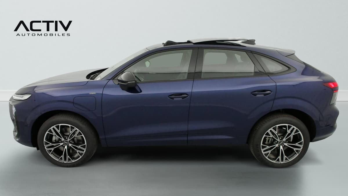Audi Q3 Sportback Hybride : profil gauche complet avec jantes alliage bicolores et toit panoramique