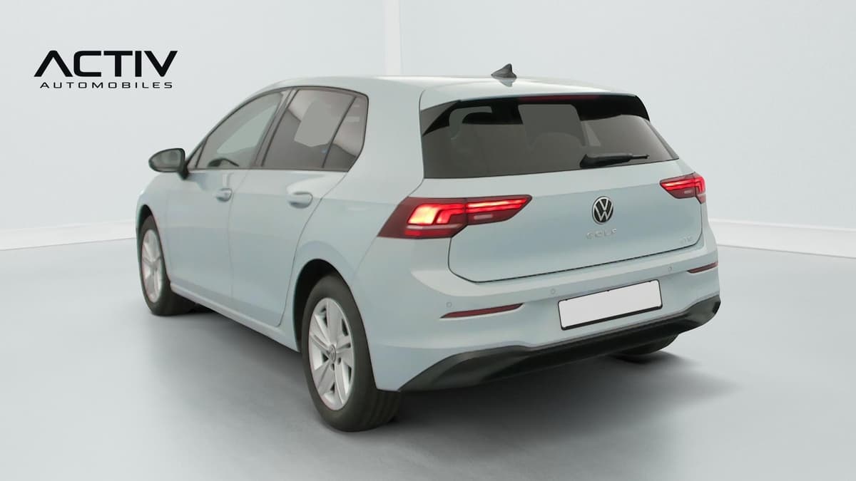 Volkswagen Golf 8 : arrière trois quarts gauche avec feux à LED et jantes en alliage