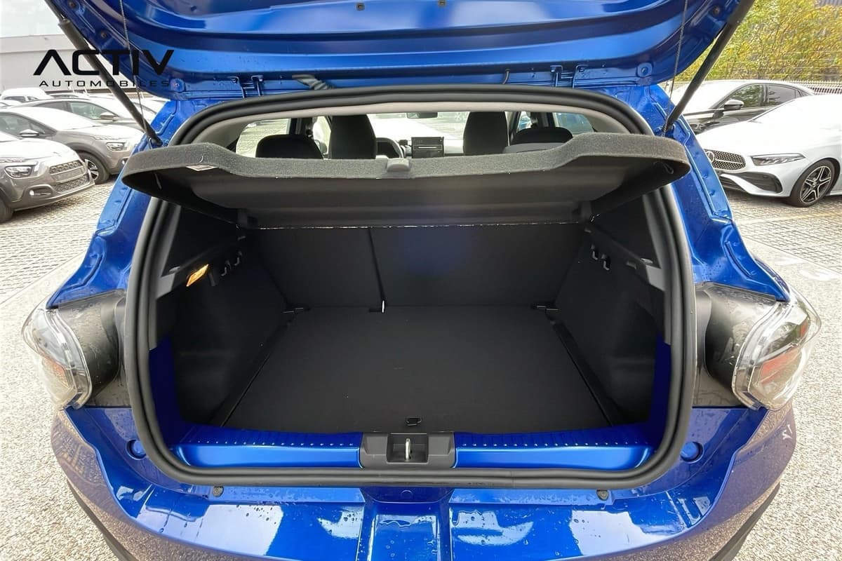 Dacia Sandero Gpl : coffre ouvert avec tablette cache-bagages relevée et plancher plat noir