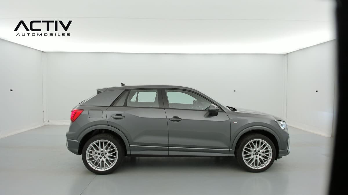 Audi Q2 : profil droit du SUV gris avec jantes alliage multibranches