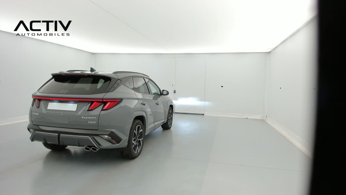 Hyundai Tucson : SUV vu de l'arrière trois quarts droit avec feux à LED et double échappement