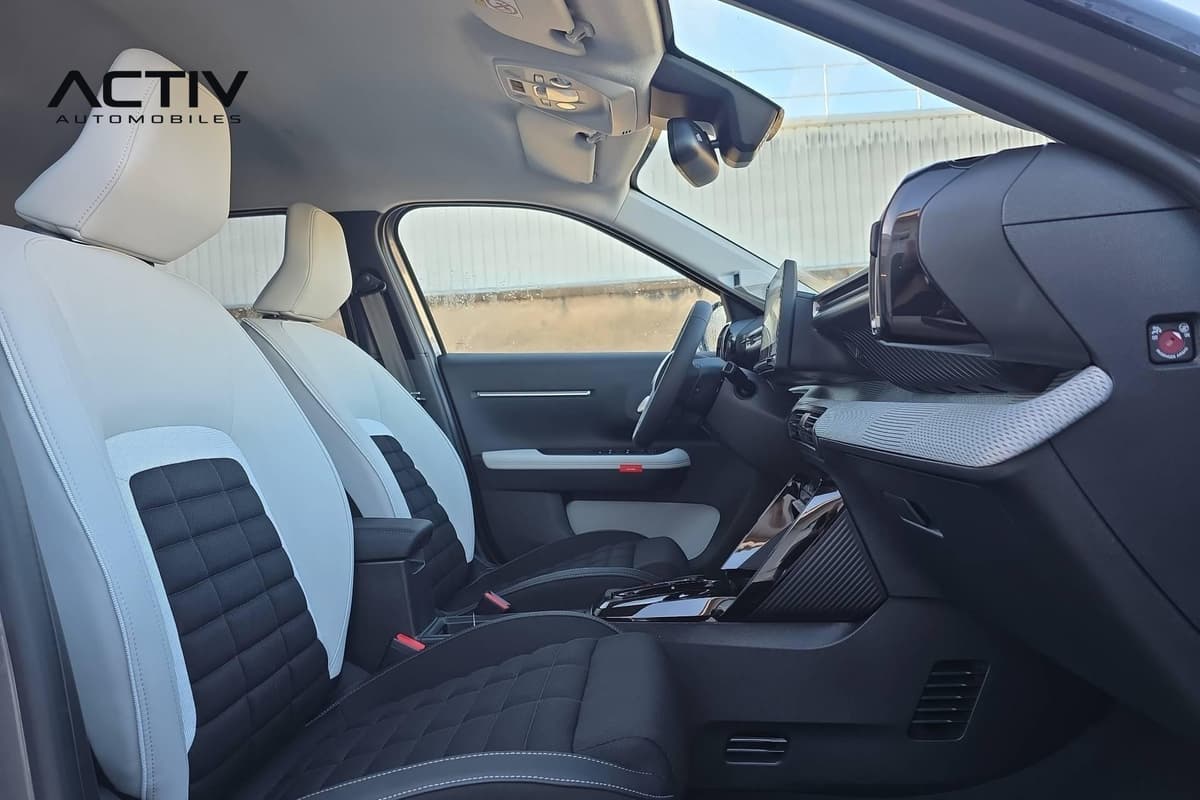 Citroën C3 Aircross : habitacle avant côté passager avec sièges clairs à centre en maille noire