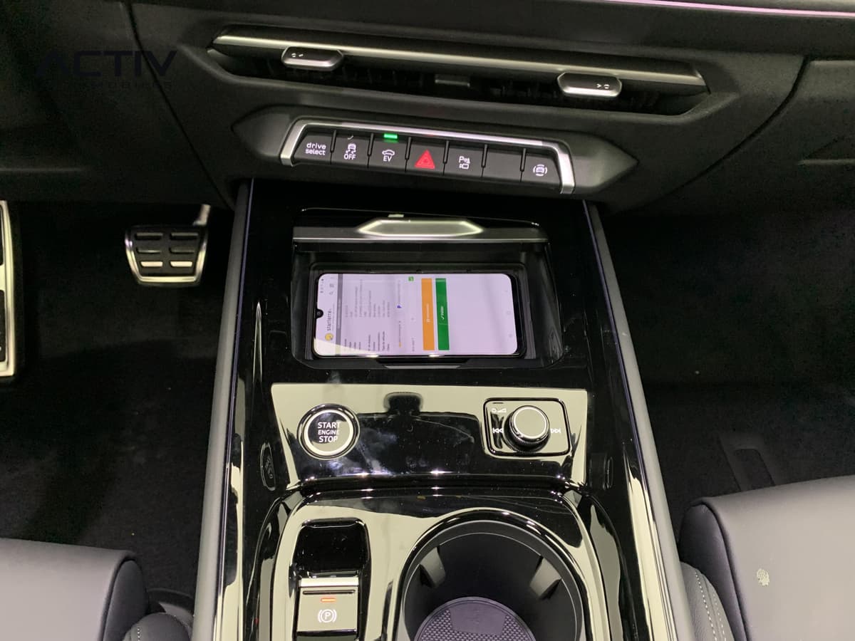 Audi Q3 Sportback Hybride : console centrale avec chargeur à induction, bouton start et porte-gobelet