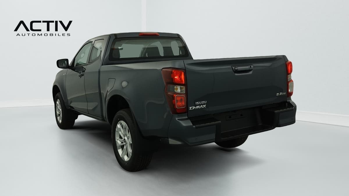Isuzu D-MAX : pick-up vu de l'arrière trois quarts gauche avec hayon fermé et jantes alliage