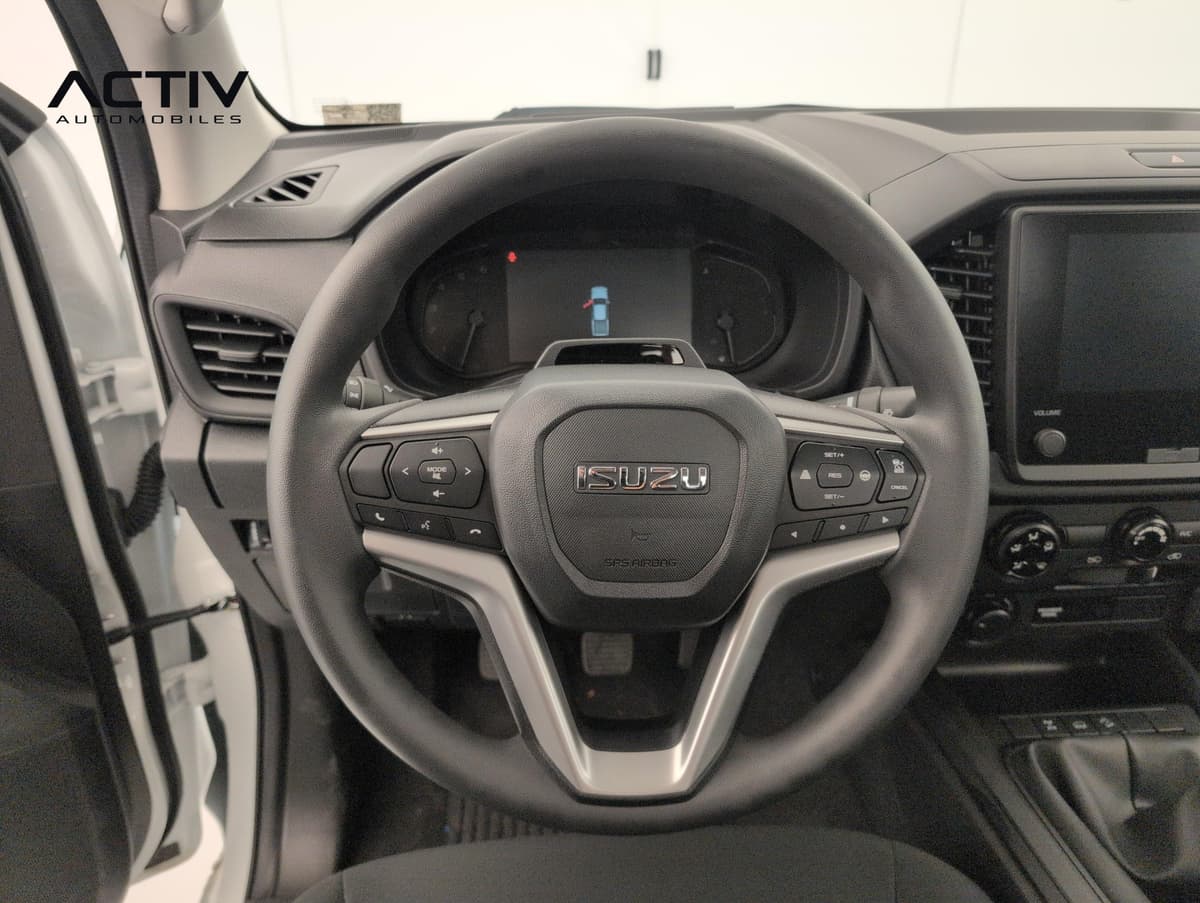 Isuzu D-MAX : volant avec commandes intégrées devant le combiné d'instruments