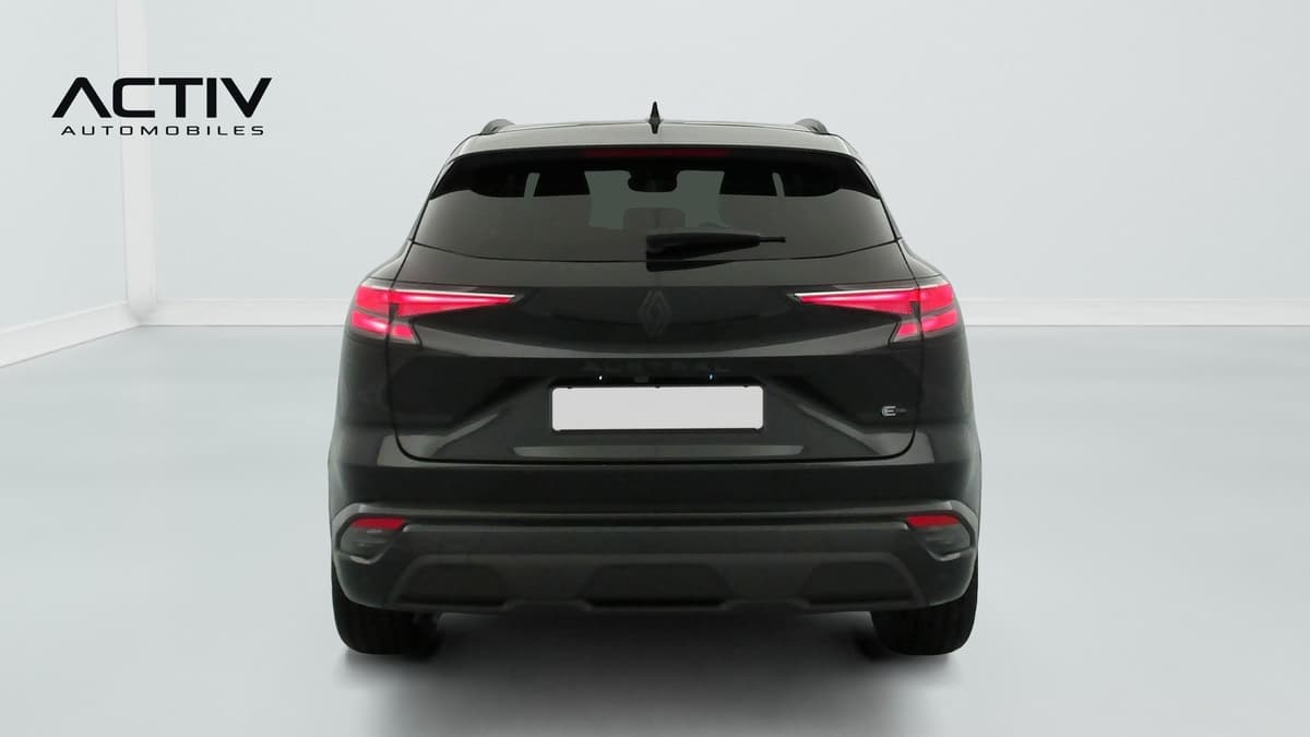 Renault Austral : face arrière noire avec feux à LED et barres de toit