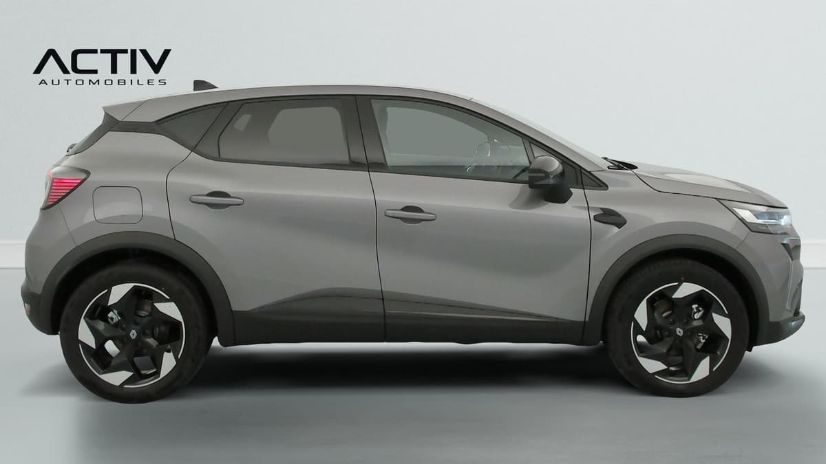 Renault Captur : profil droit complet du SUV gris avec jantes aluminium bicolores noir et argent