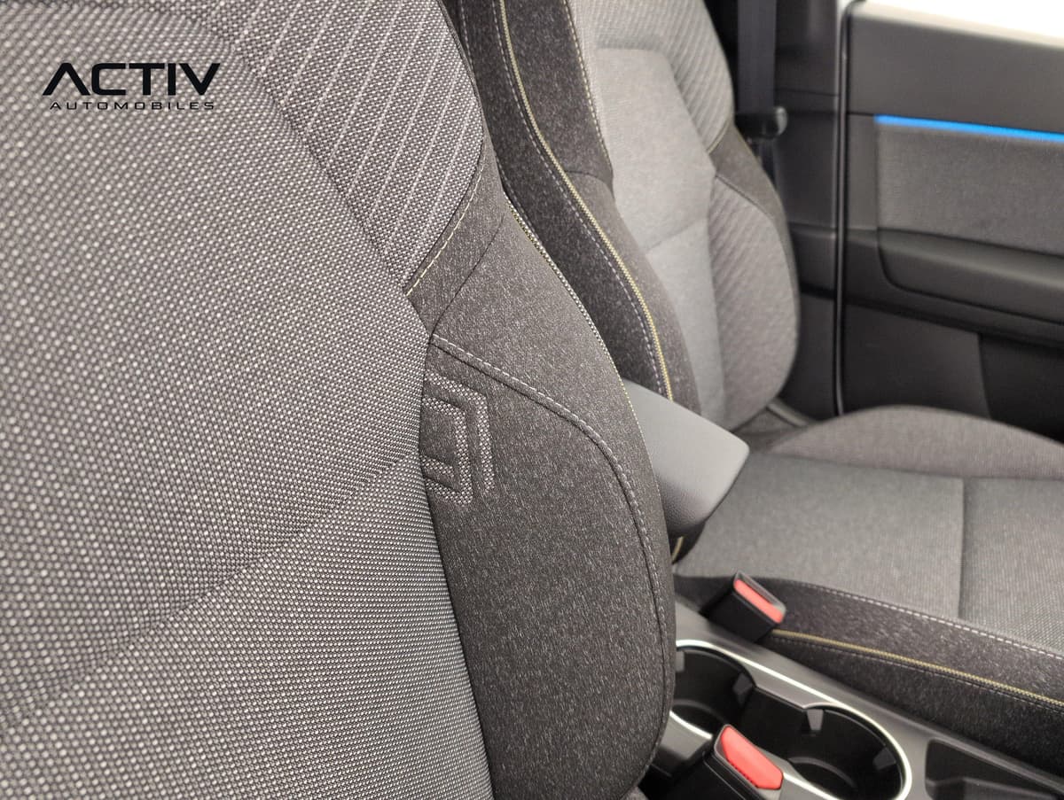 Renault Captur : sièges avant en tissu gris avec accoudoir central et porte-gobelets