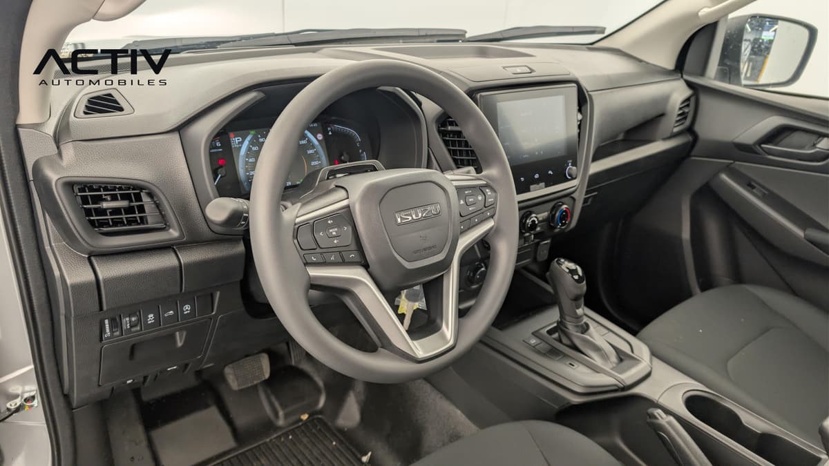 Isuzu D-MAX : habitacle avant côté conducteur avec volant, écran tactile et levier automatique