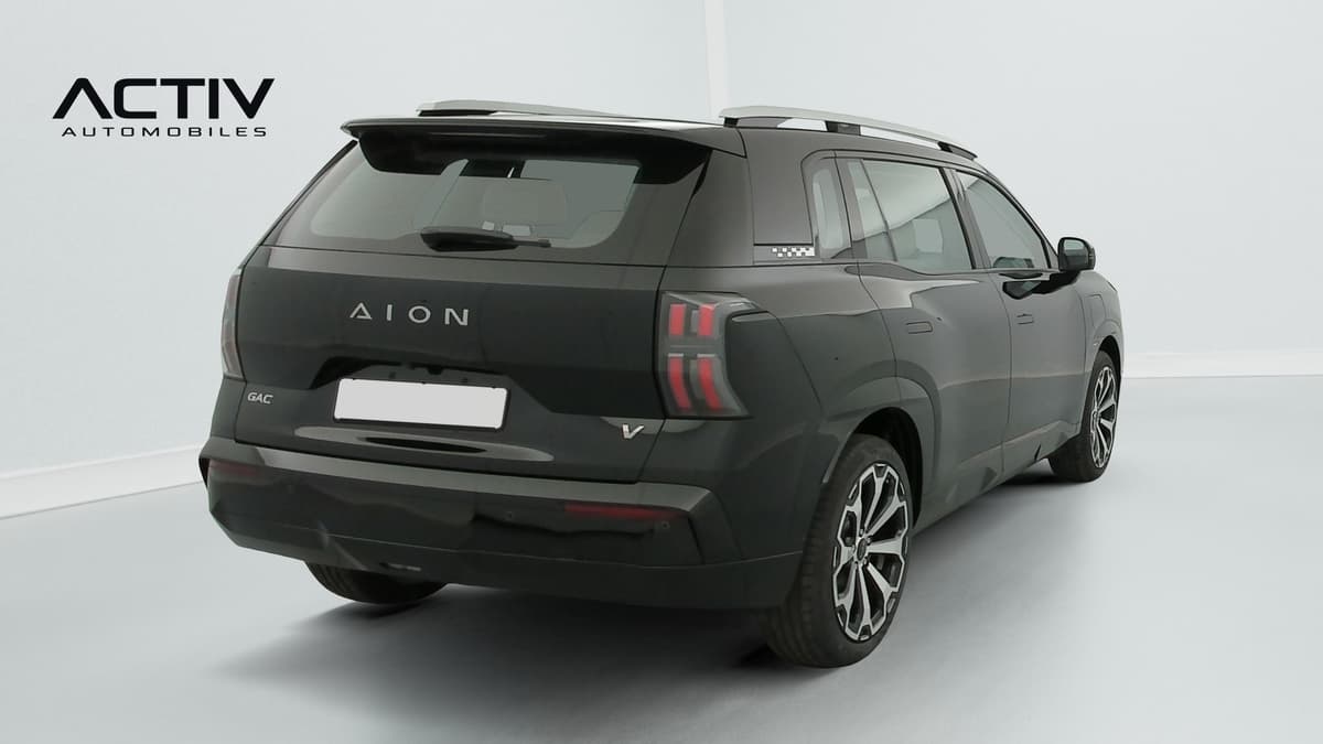 Aion V : vue arrière trois quarts droit avec feux à LED, jantes bicolores et barres de toit