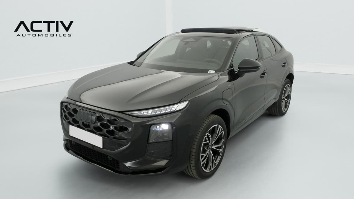 Audi Q3 Sportback Hybride : face avant et côté gauche du SUV noir avec jantes bicolores