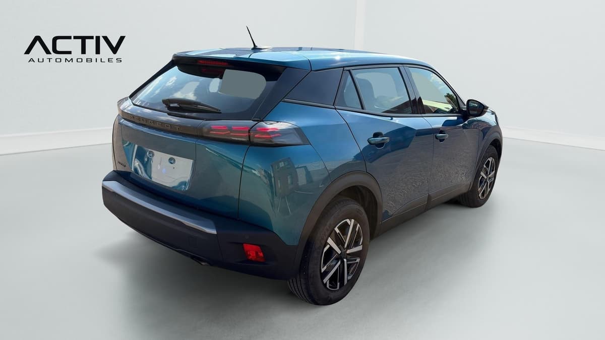 Peugeot 2008 : vue arrière trois quarts droit avec feux à LED et jante tôle