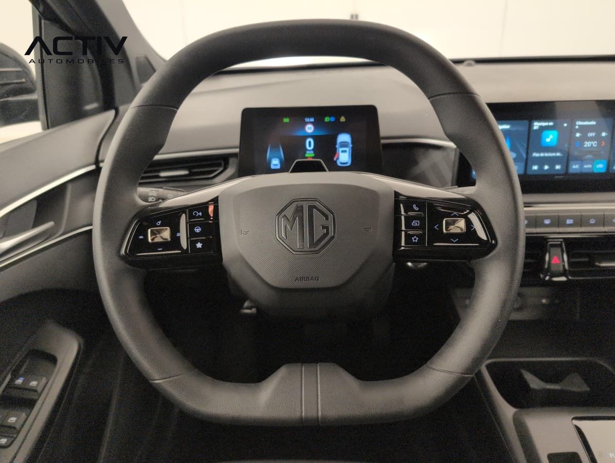 Mg MG3 : volant à commandes intégrées devant le compteur numérique et l'écran tactile