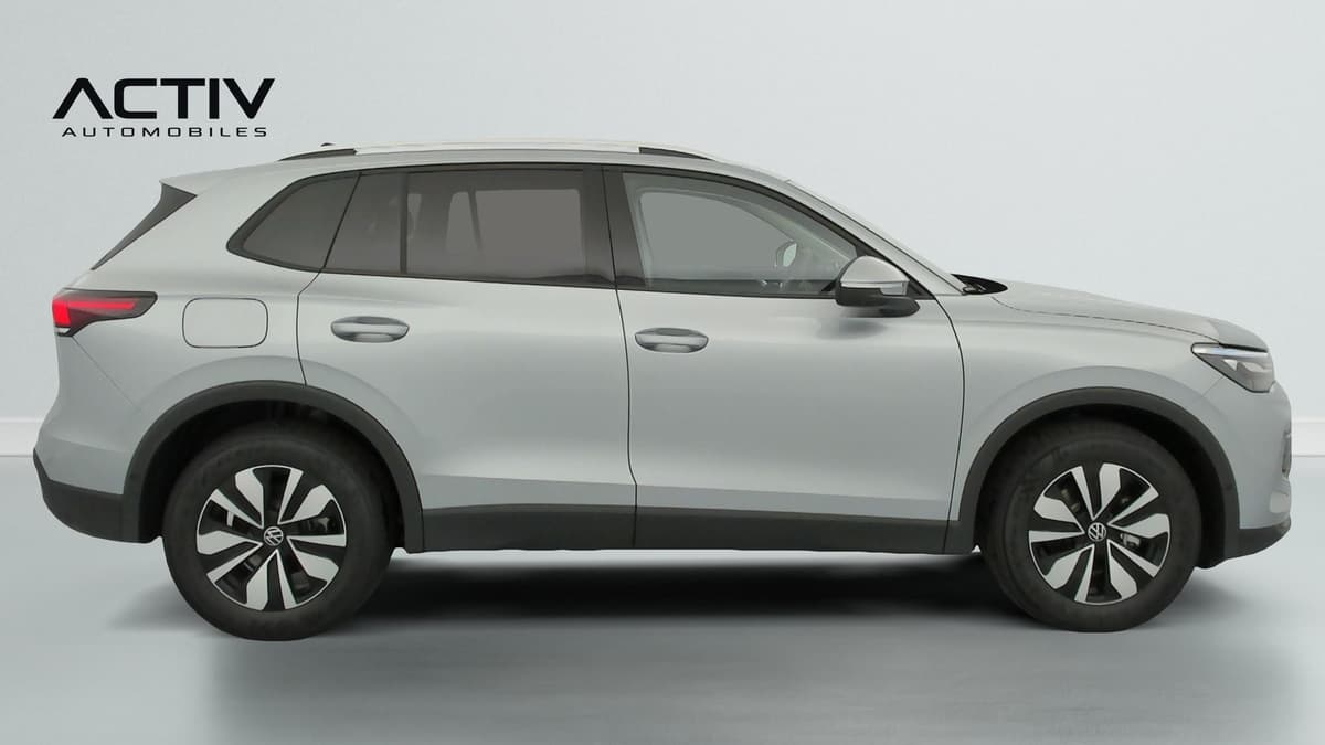 Volkswagen Tiguan : profil droit du SUV gris clair avec jantes alliage et rétroviseur couleur carrosserie