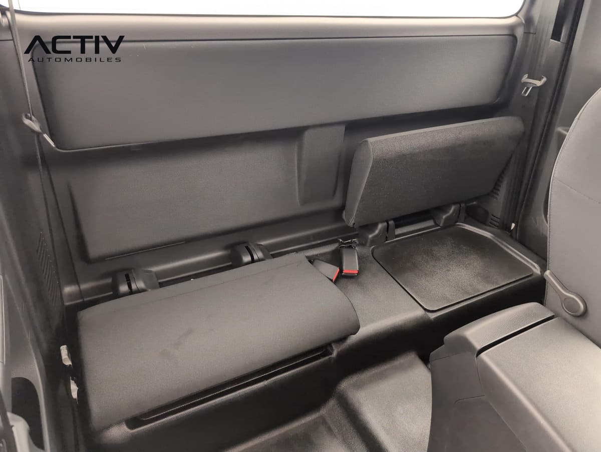 Isuzu D-MAX : sièges arrière rabattables en tissu noir de la cabine, vus depuis l'avant