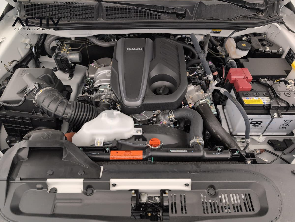 Isuzu D-MAX : compartiment moteur diesel propre avec cache moteur, batterie et vase d'expansion