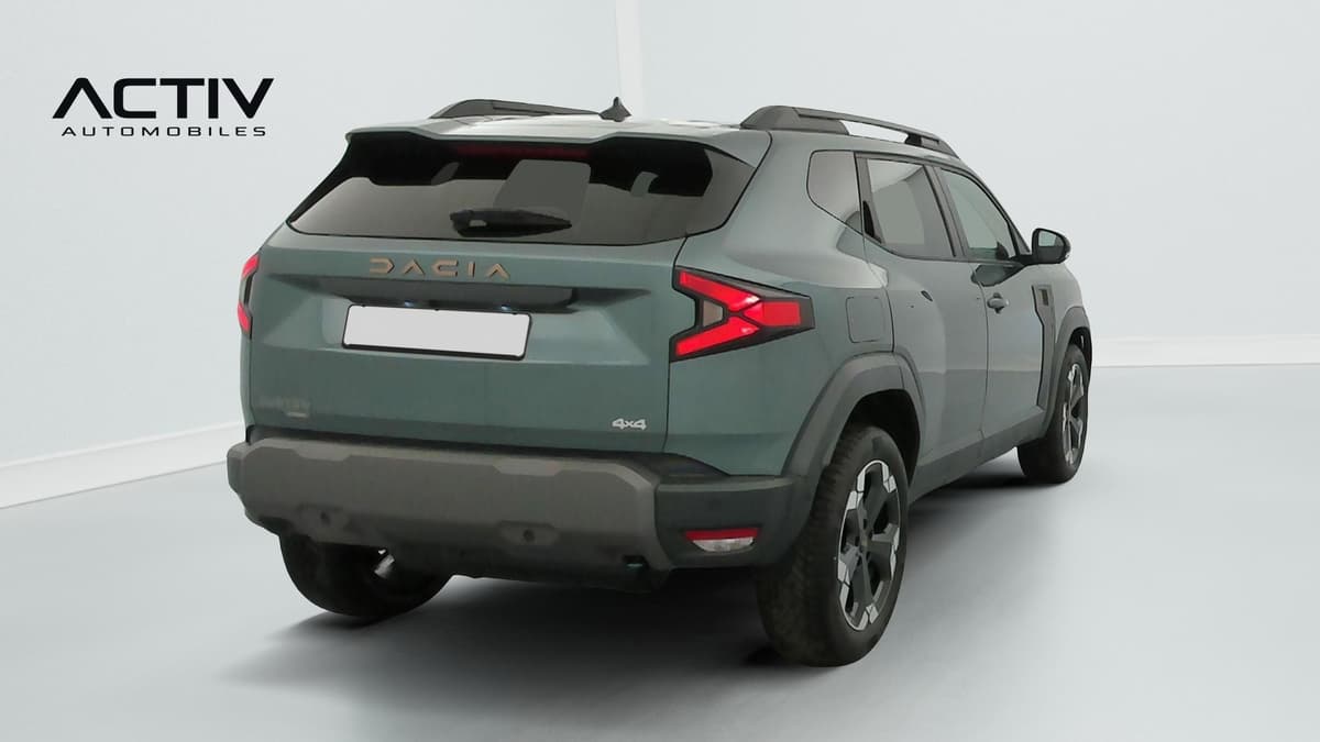 Dacia Duster : arrière trois quarts droit avec barres de toit, feux à LED et pare-chocs noir