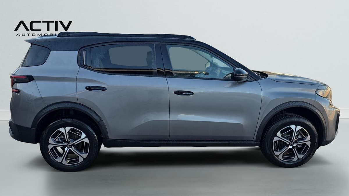 Citroën C3 Aircross : profil droit gris avec toit noir et jantes alliage diamantées