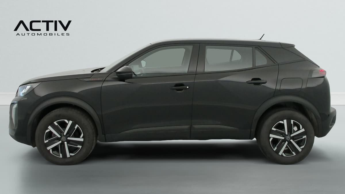 Peugeot 2008 : profil gauche complet, SUV noir avec jantes bicolores et rétroviseur noir