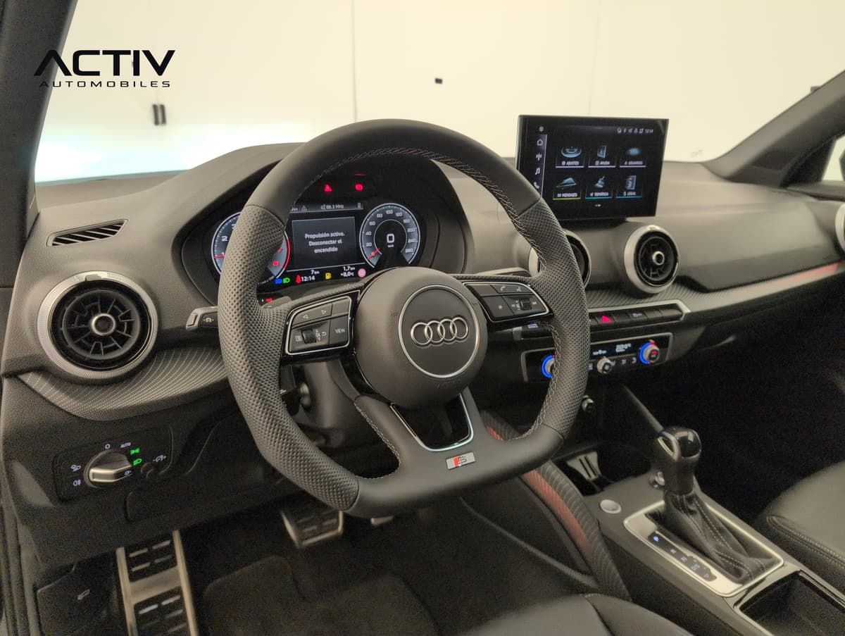 Audi Q2 : poste de conduite avec volant sport méplat, combiné numérique et écran tactile