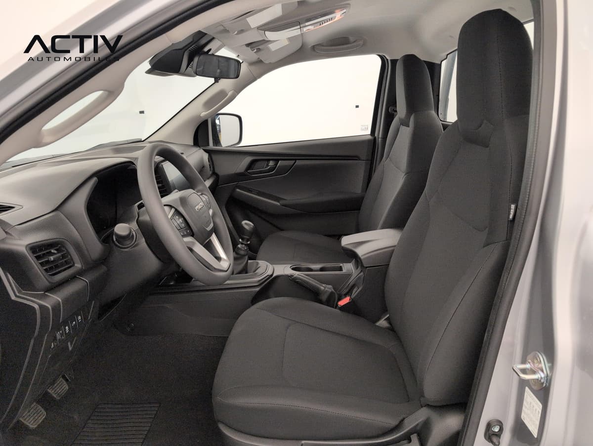 Isuzu D-MAX : habitacle avant côté conducteur avec sièges en tissu noir et levier manuel