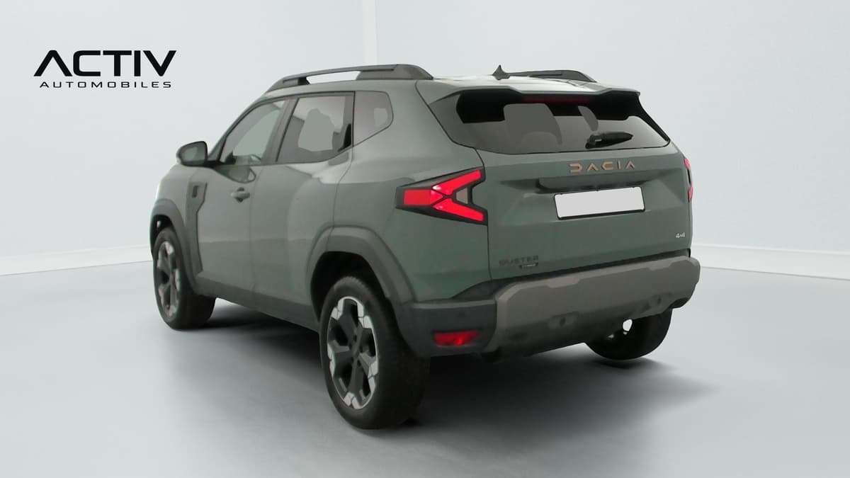 Dacia Duster : arrière trois quarts gauche avec barres de toit et feux arrière à LED