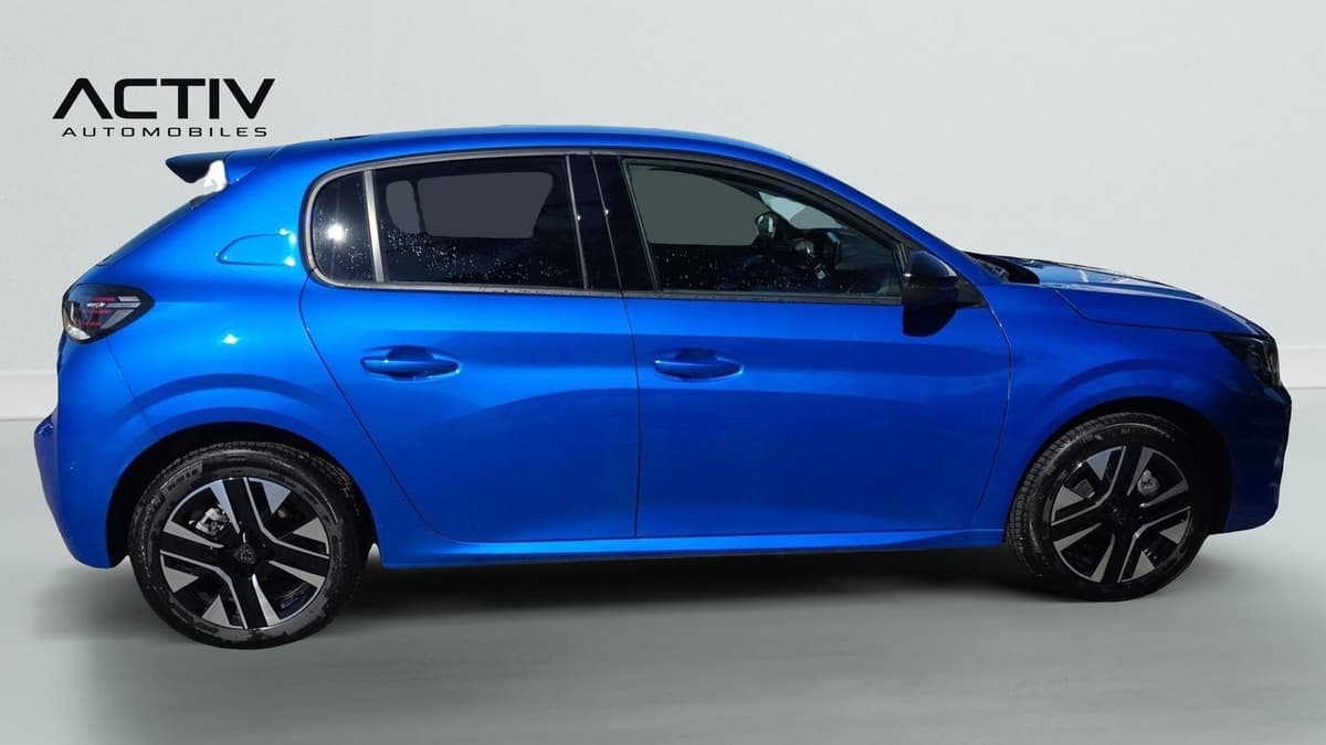 Peugeot 208 : profil droit de la citadine bleue avec jantes alliage bicolores