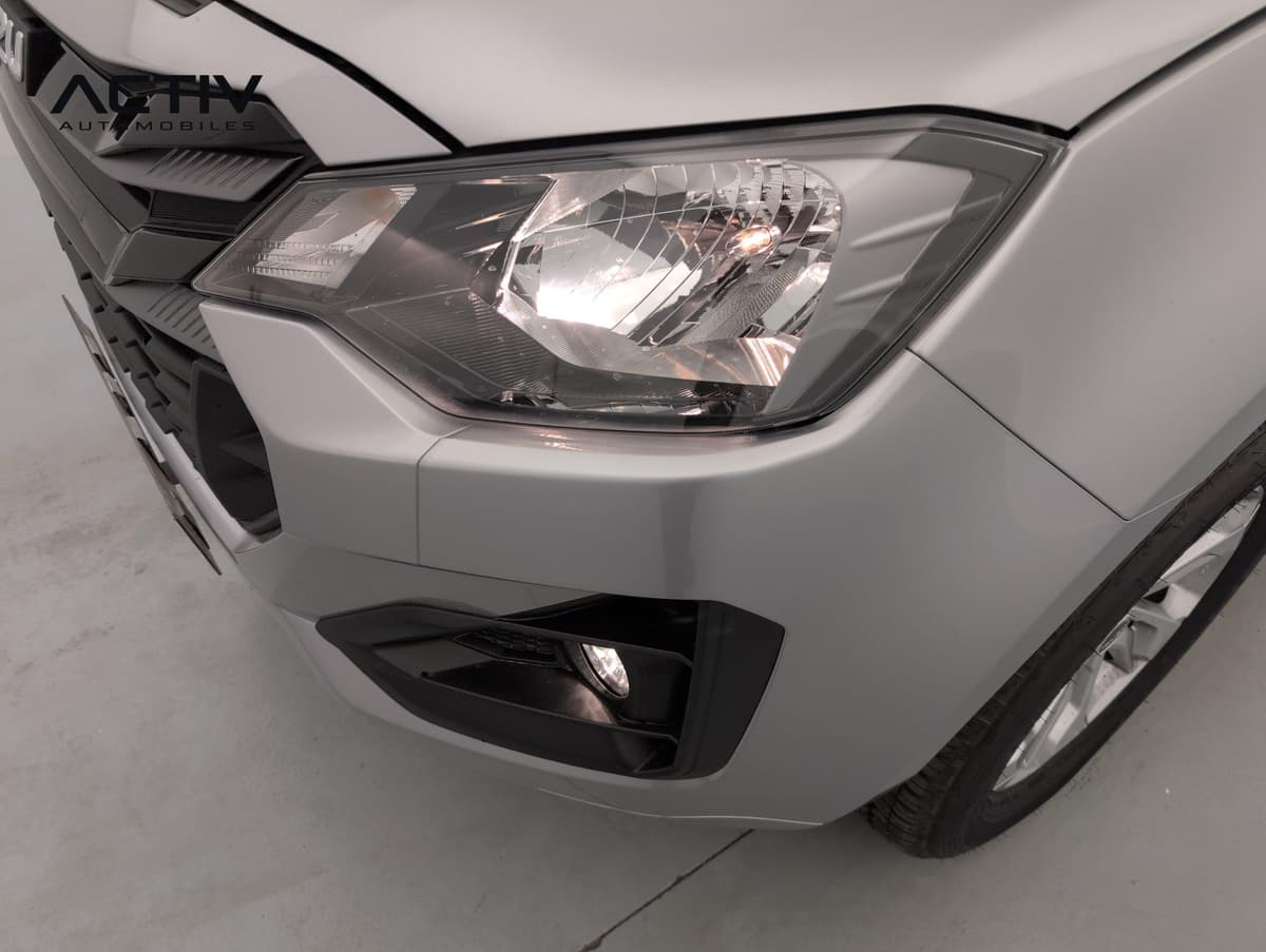 Isuzu D-MAX : phare avant halogène et feu anti-brouillard allumé dans le pare-chocs