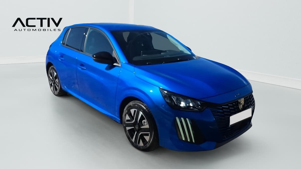 Peugeot 208 : citadine bleue vue de trois quarts avant droit, jantes bicolores et feux à LED