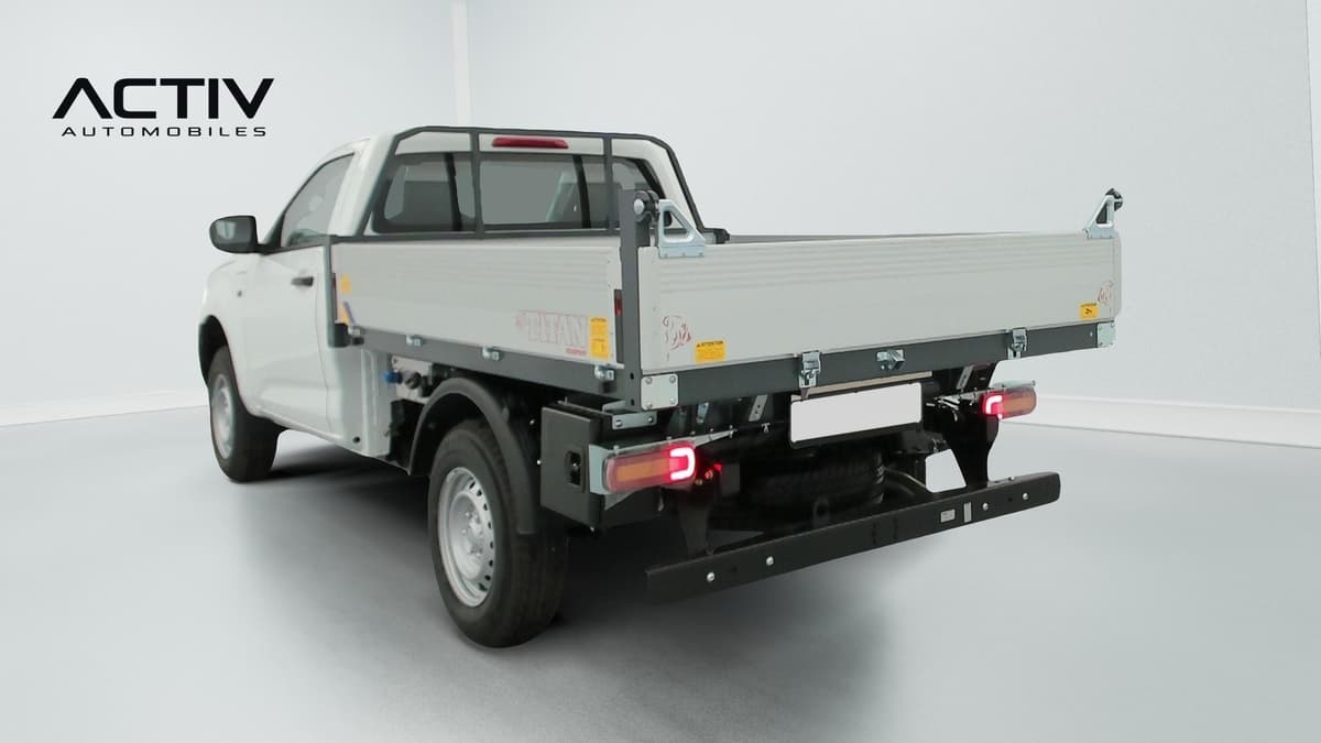 Isuzu D-MAX : pick-up blanc à benne basculante en aluminium vu de l'arrière gauche