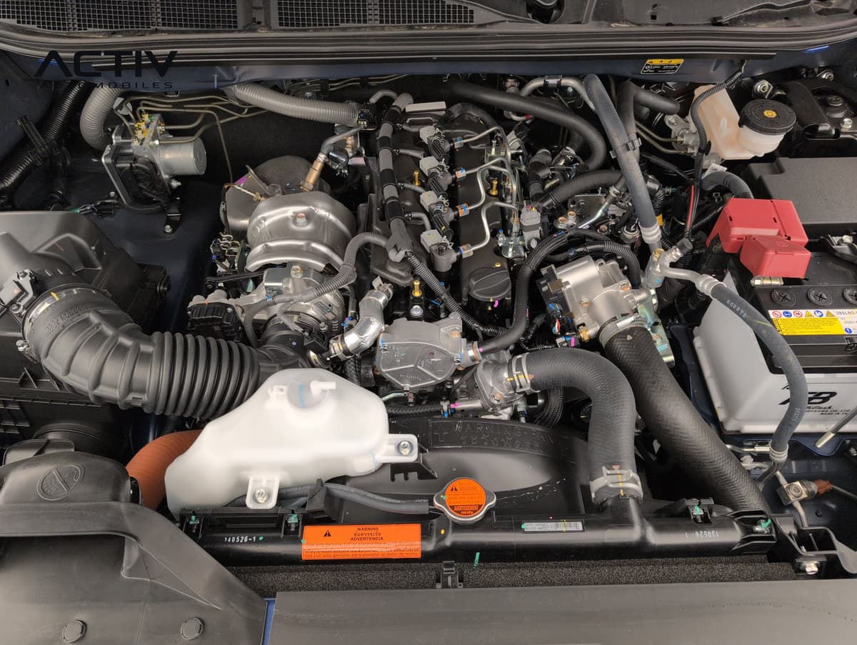 Isuzu D-MAX : compartiment moteur diesel propre, avec batterie, vase d'expansion et durites