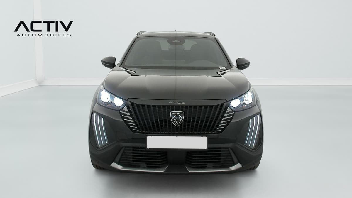Peugeot 2008 : face avant avec calandre, projecteurs LED allumés et feux diurnes verticaux