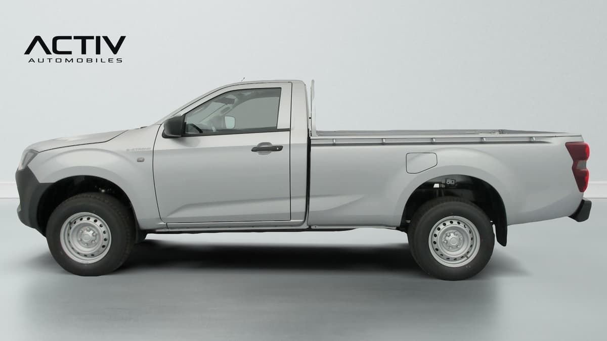 Isuzu D-MAX : profil gauche d'un pick-up gris argenté à cabine simple et plateau