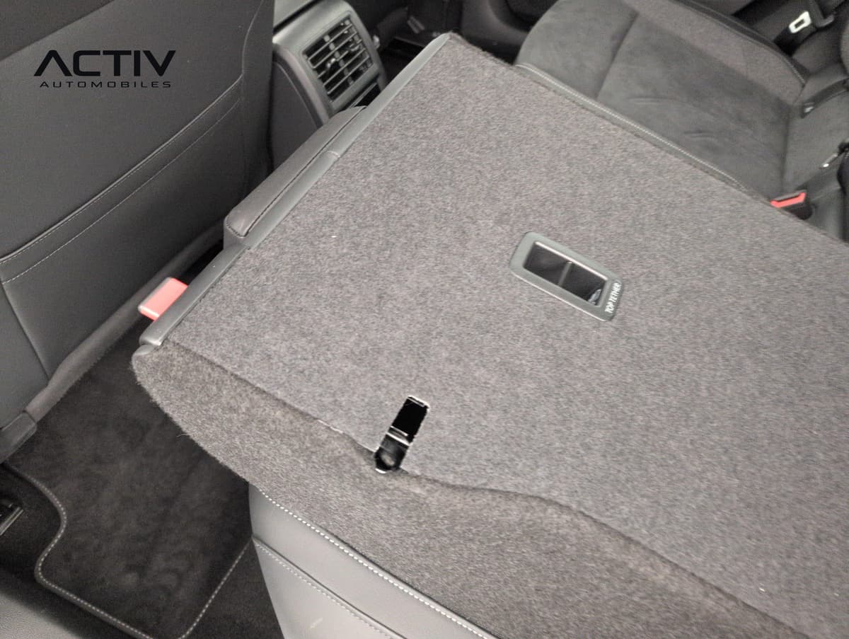 Volkswagen Golf : dossier de banquette arrière rabattu avec revêtement moquette et déverrouillage