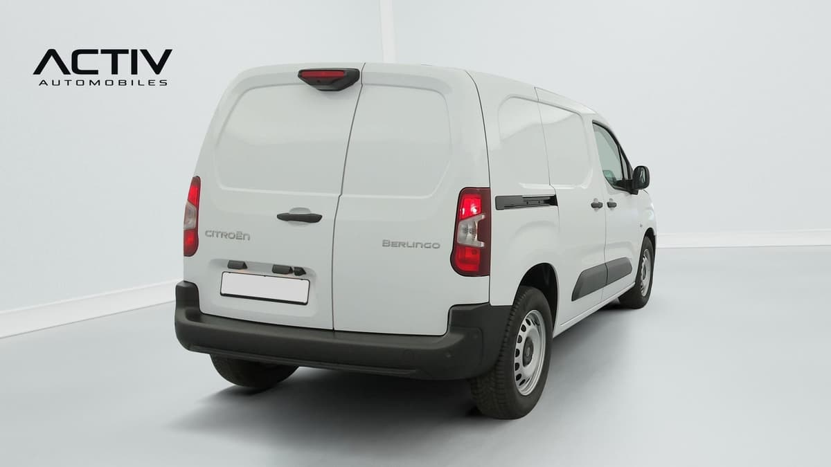 Citroën Berlingo Van : utilitaire blanc vu de l'arrière droit avec portes battantes tôlées