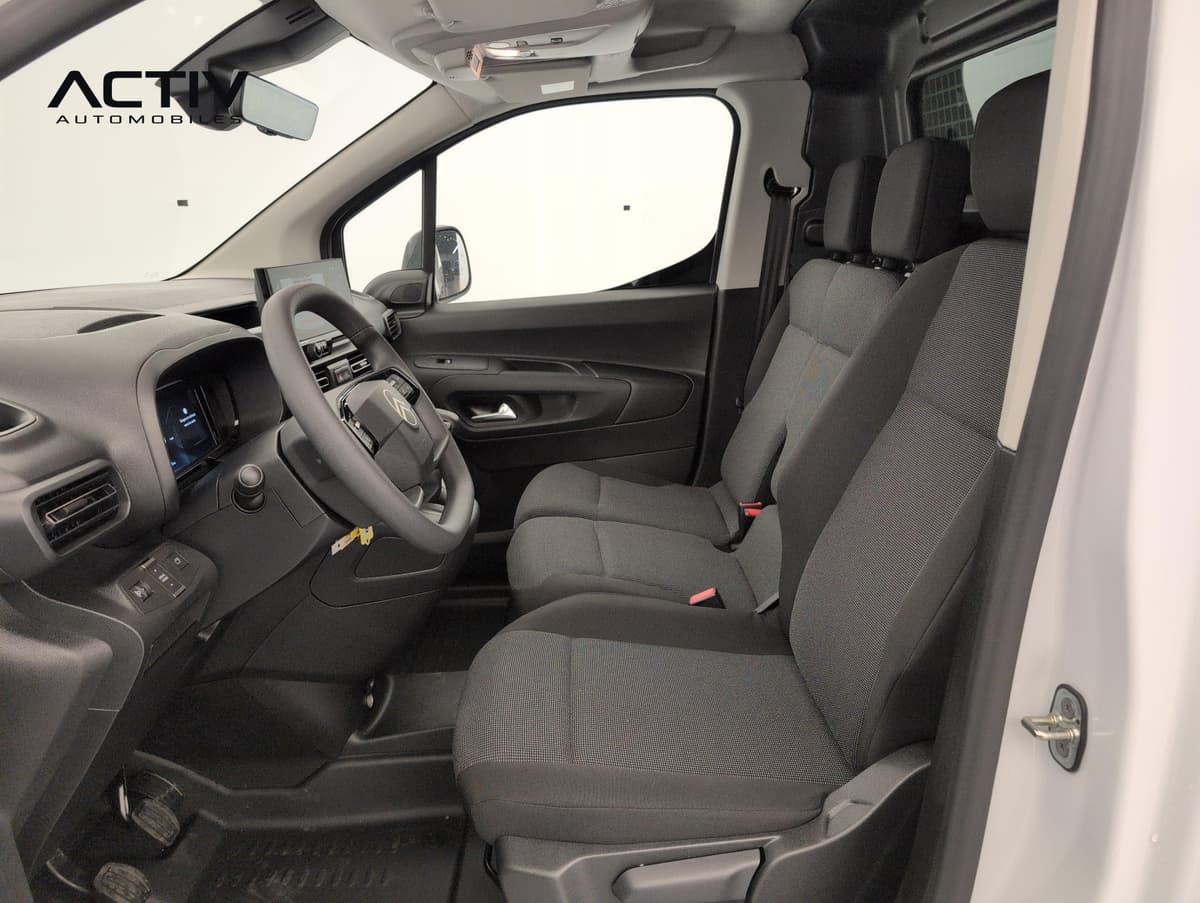 Citroën Berlingo Van : habitacle avant côté conducteur avec sièges en tissu gris foncé et volant