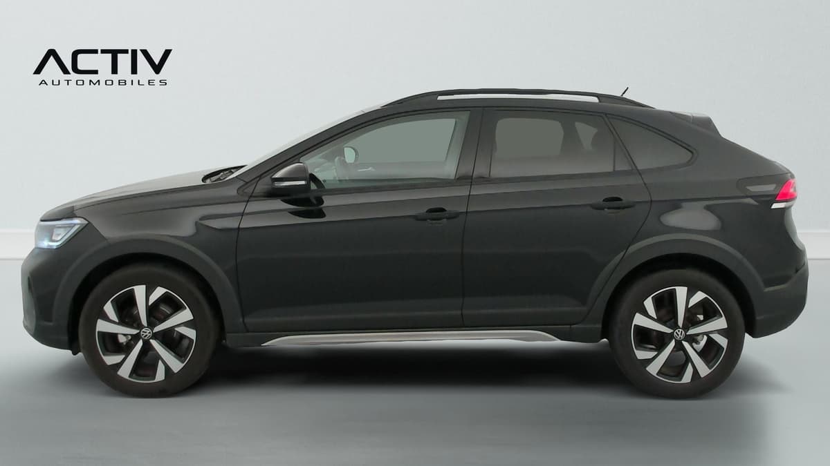 Volkswagen Taigo : profil gauche noir avec jantes bicolores et rampes de pavillon