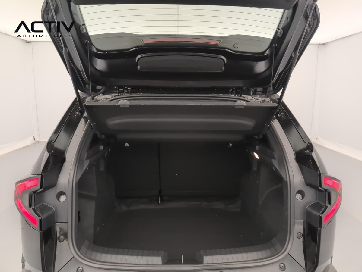 Dacia Duster : coffre ouvert avec tablette cache-bagages relevée et dossier de banquette
