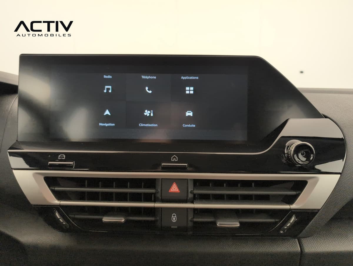 Citroën C4 : écran tactile central avec menu d'accueil, aérateurs et bouton de warning