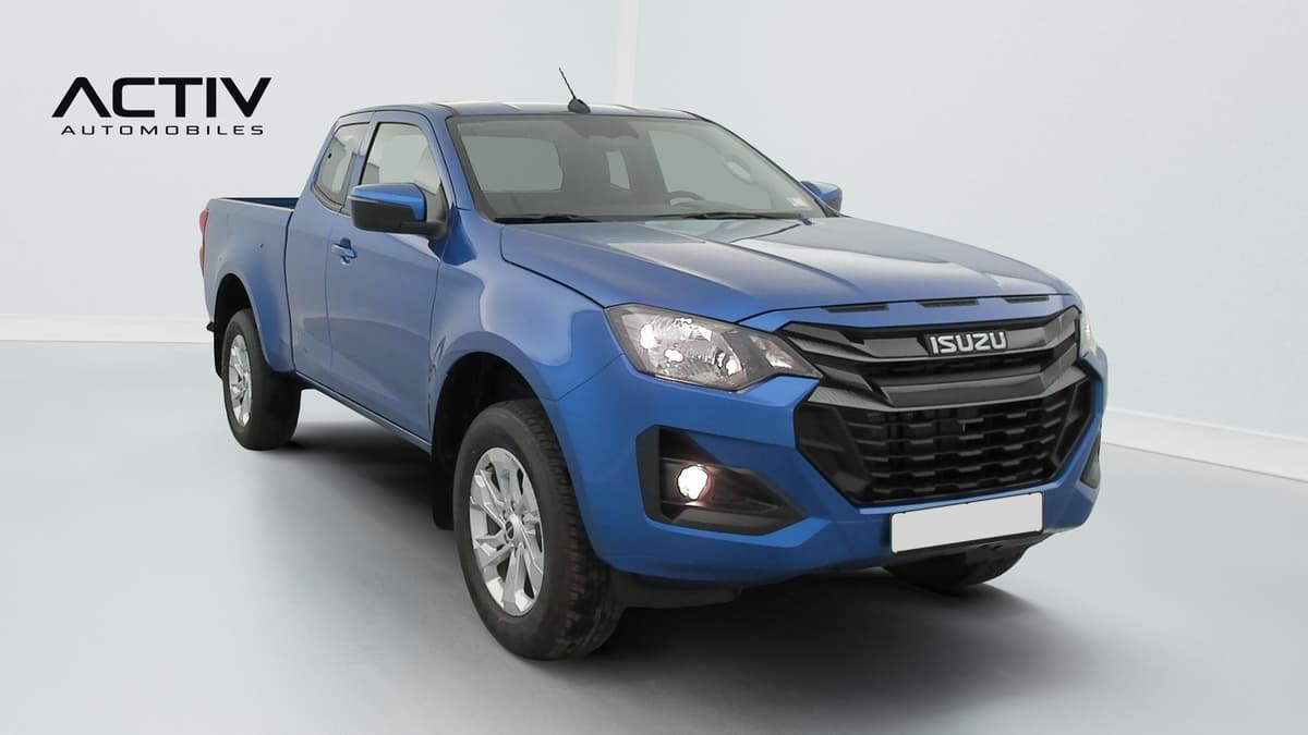 Isuzu D-MAX : pick-up bleu vu de l'avant trois quarts droit, avec jantes alliage et feux antibrouillard