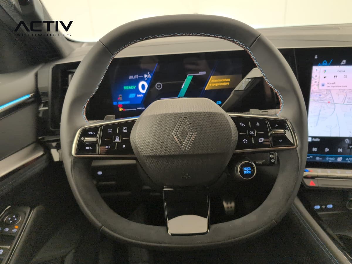 Renault Austral : volant à méplat avec commandes au volant et combiné numérique derrière
