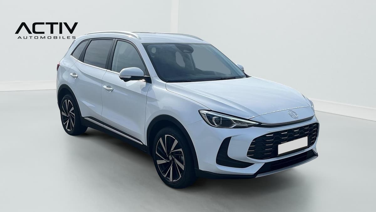 Mg ZS : SUV blanc vu de l'avant trois quarts droit, avec jantes alliage et rails de toit