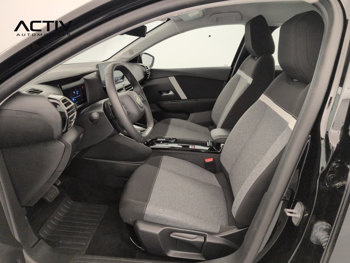 Citroën C4 : sièges avant en tissu gris et noir vus depuis la portière conducteur ouverte